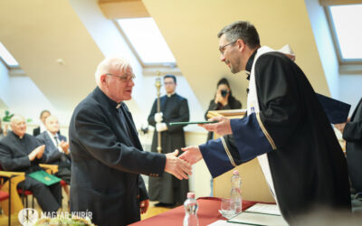 ARANYDIPLOMÁT VEHETETT ÁT DR. KVANDUK FRIGYES, A PÉCSI EGYHÁZMEGYE ÁLTALÁNOS HELYNÖKE